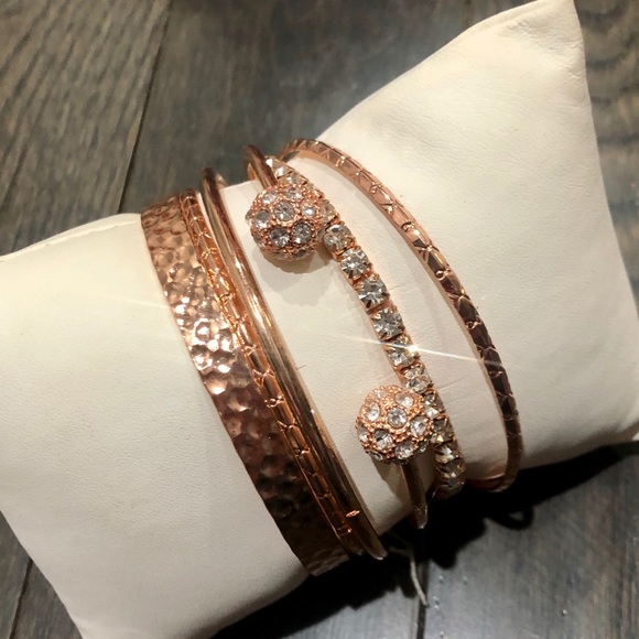 Jewelry - Rose gold bangle set